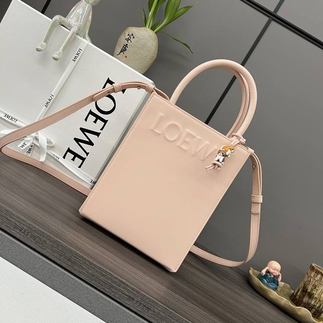 Lw520 Limited Edition Standard A5 Tote Handbag: Simple yet striking, this bag bo
