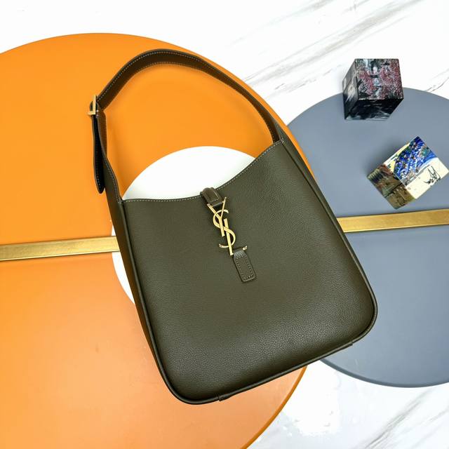 Hot Selling Le 5A7 Shoulder Bag This year's trendy vintage shoulder bag has alwa