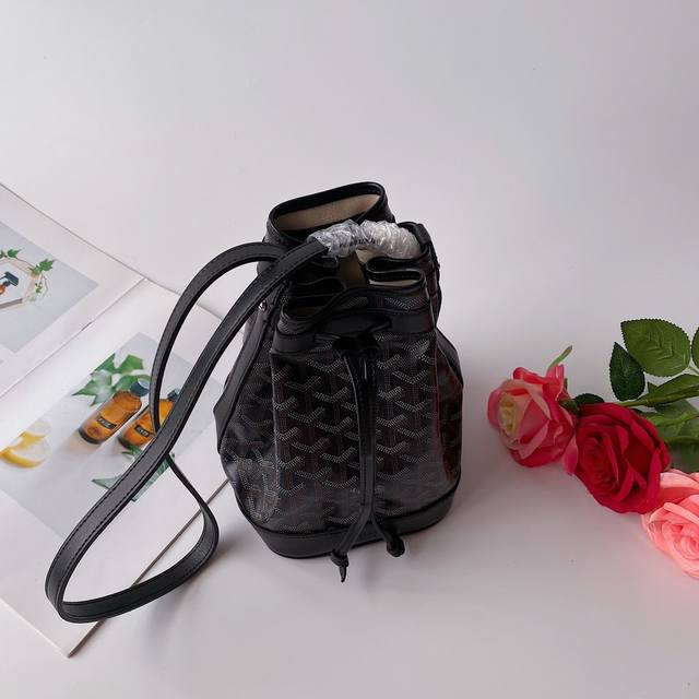G0Yard's latest Petitflot bucket bag is now available. It's very lightweight and