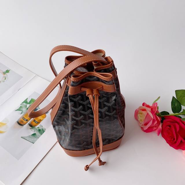 G0Yard's latest Petitflot bucket bag is now available. It's very lightweight and