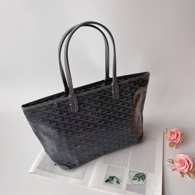 Gucci Artois Tote Bag, Small Size with Zipper. The Goyard Artois is exquisitely