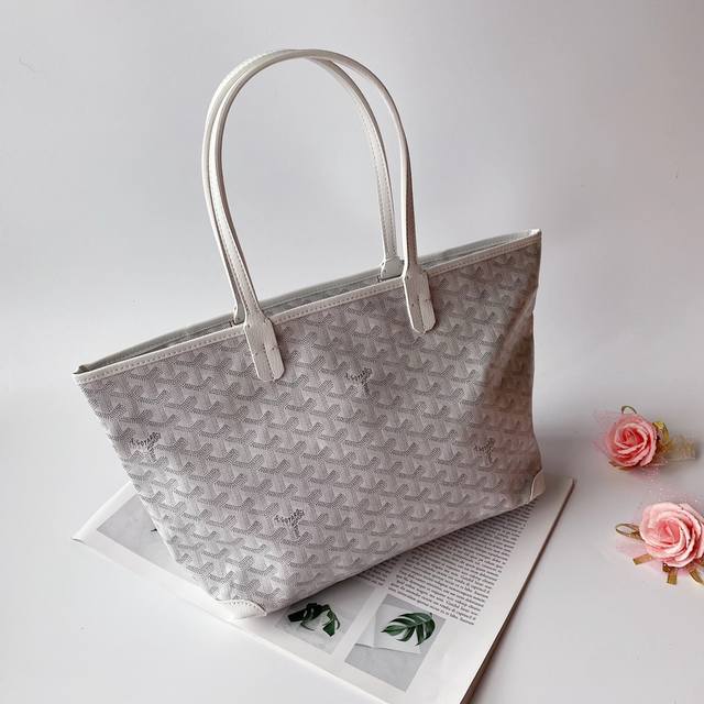 Gucci Artois Tote Bag, Small Size with Zipper. The Goyard Artois is exquisitely