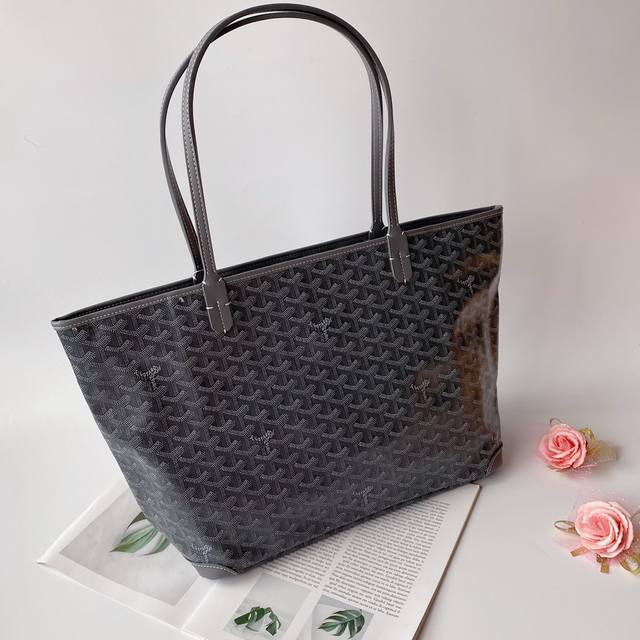 Gucci Artois tote bag, large size, zippered. The Goyard Artois is exquisitely si
