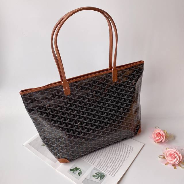 Gucci Artois tote bag, large size, zippered. The Goyard Artois is exquisitely si