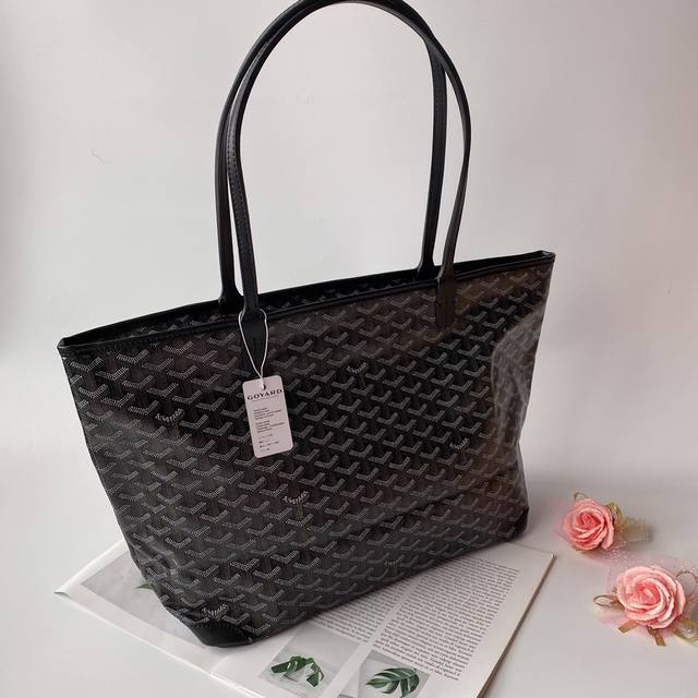 Gucci Artois tote bag, large size, zippered. The Goyard Artois is exquisitely si