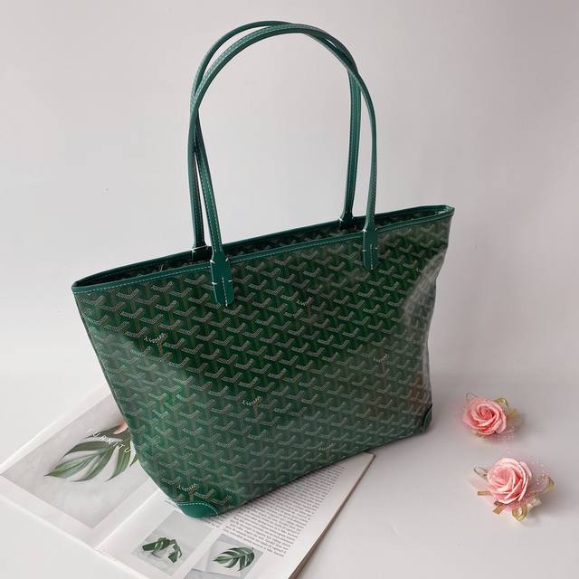 Gucci Artois tote bag, large size, zippered. The Goyard Artois is exquisitely si