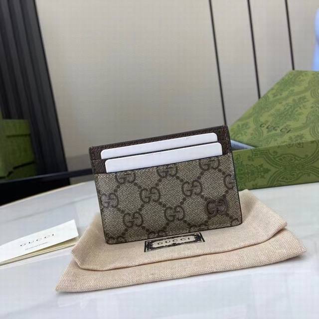 Top-of-the-line new Gg detail card holder. This card holder is crafted from beig