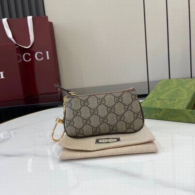 Top-of-the-line Ophidia series key pouch. The Ophidia series continues to innova