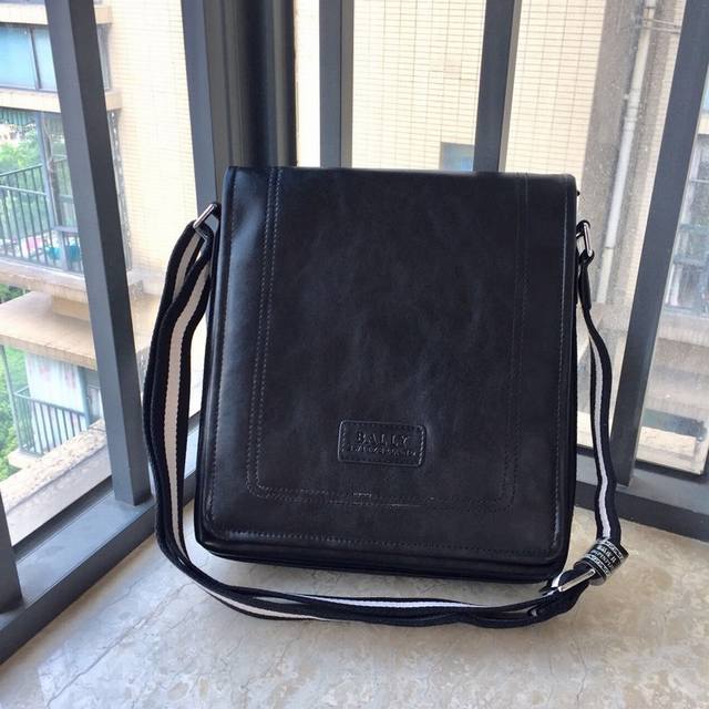 Original Bally crossbody/shoulder bag (Ddd) Model: 13657 (Ddd) Size: 28-8-26 (Dd