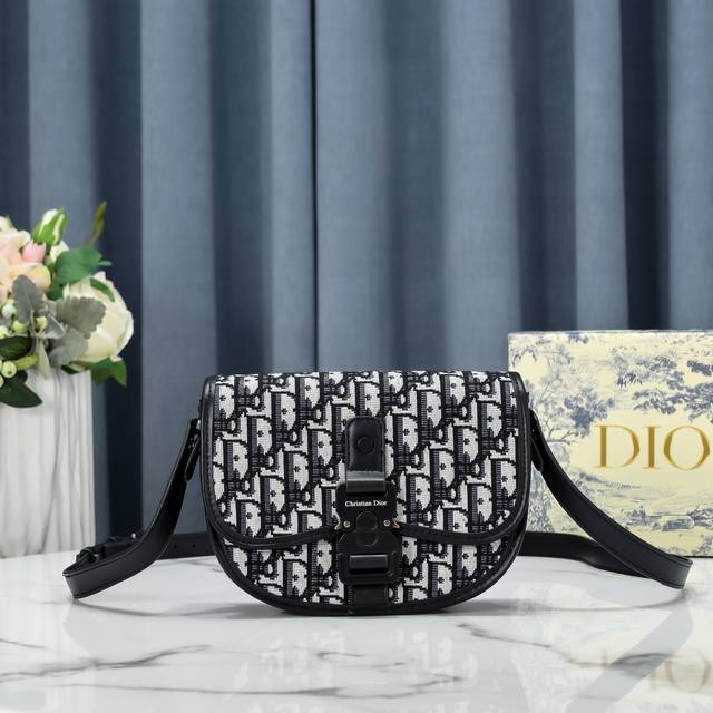 Comes with box. Authentic Dior unisex crossbody bag, top-quality original, facto