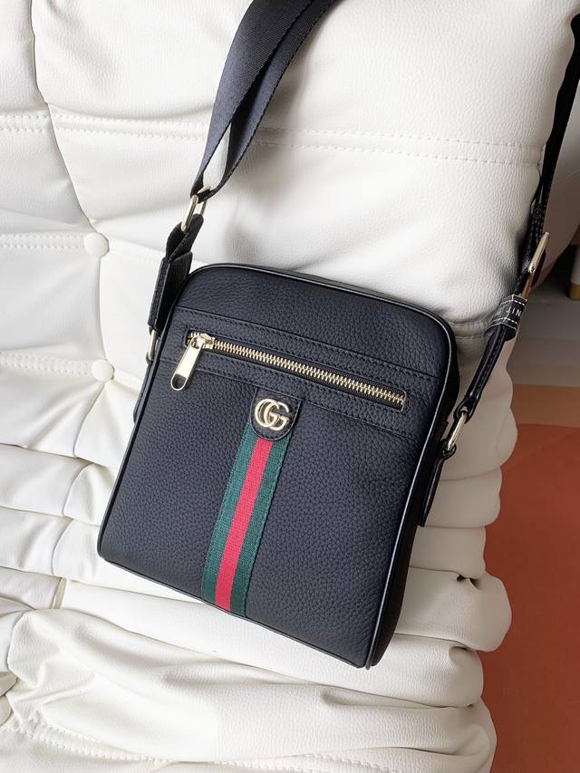 Gucci new shoulder/crossbody bag, made of top-grain pebbled cowhide leather. Sty