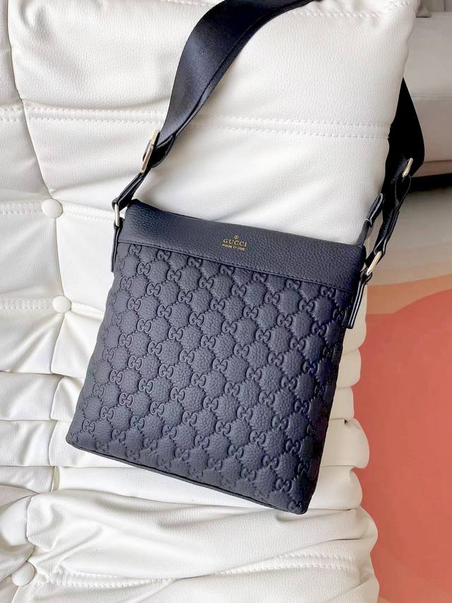 Original New Gucci Men's Premium Handbag/Crossbody Bag - A Hot Selling Item from