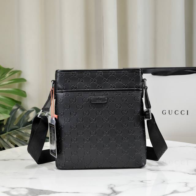 New Gucci men's premium briefcase/handbag/crossbody bag, a hot-selling item. Loo