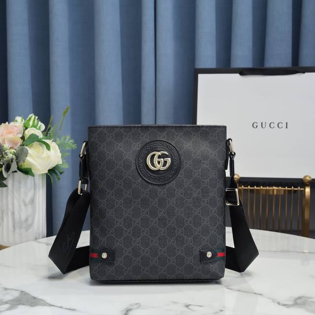 Official website update: Gucci's new men's crossbody bag, made of imported top-g