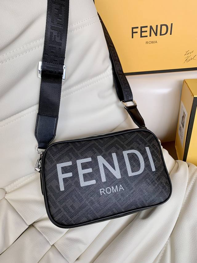 Fendi Pouch men's camera bag is here! The perfect combination of cowhide leather