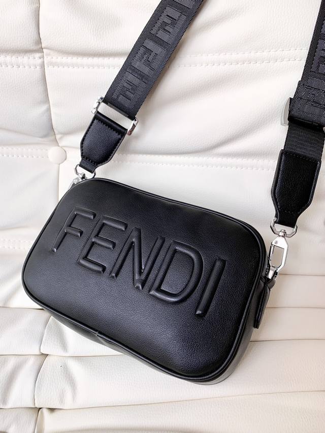 Fendi Pouch men's camera bag is here! Made of top-grain Nappa leather, meticulou