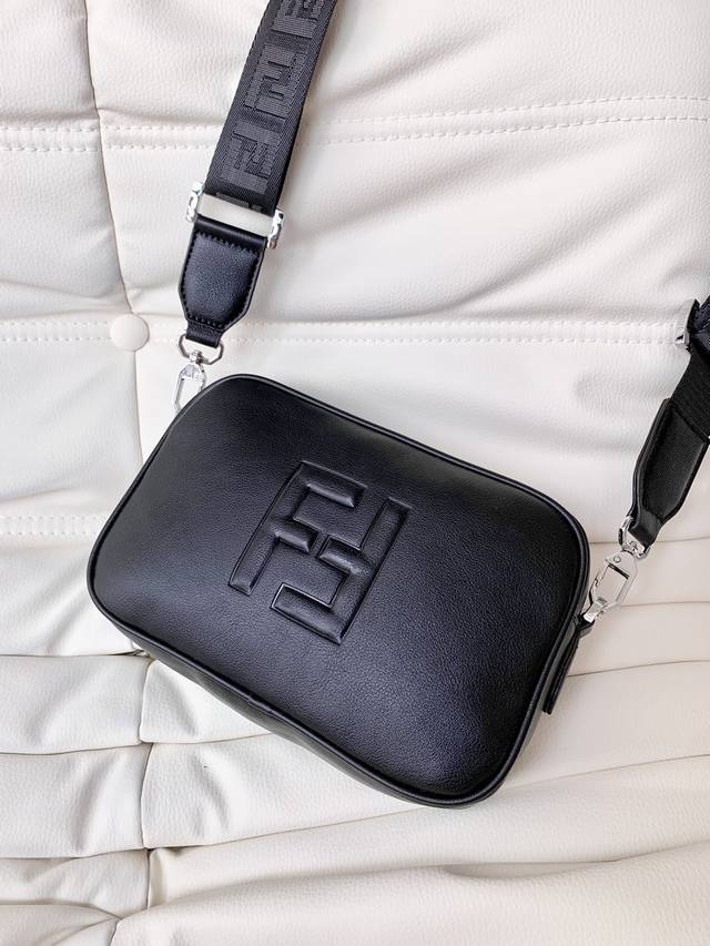 Fendi Pouch men's camera bag is here! Made of top-grain Nappa leather, meticulou