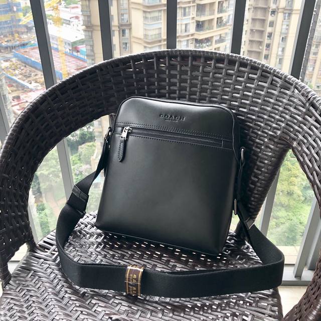 New Coach 73336 men's shoulder/crossbody bag made of top-grain Nappa leather, fe