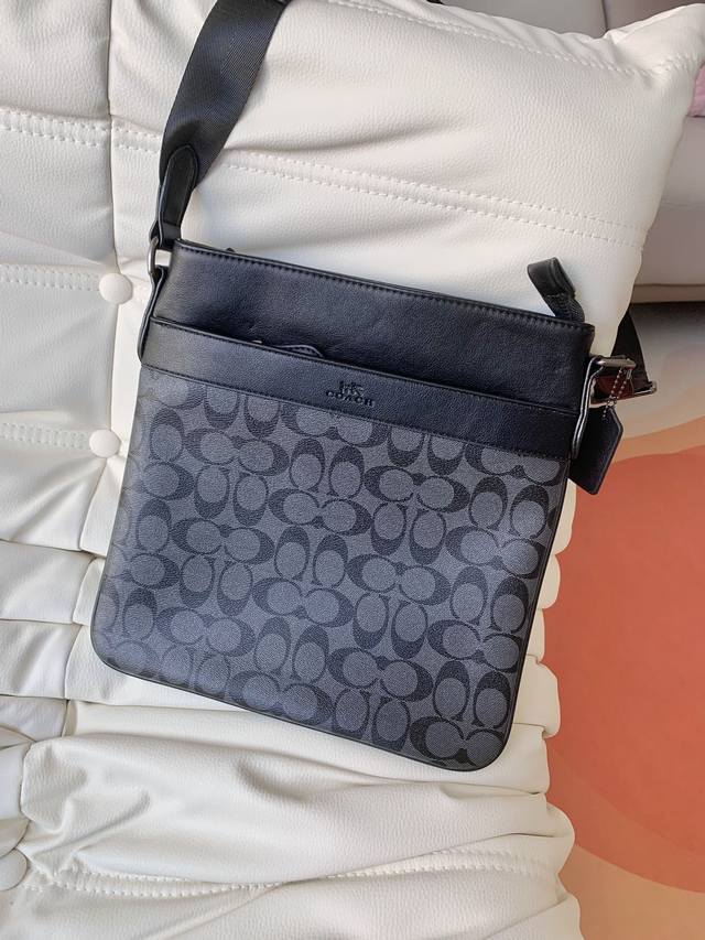 Original US import Coach men's crossbody/shoulder bag, top-grain cowhide leather