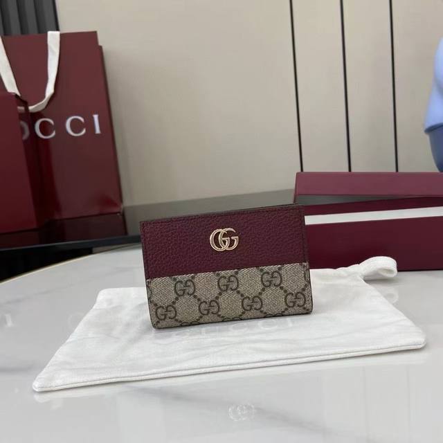 The top-of-the-line double G accessories, inspired by 1970s vintage designs, con