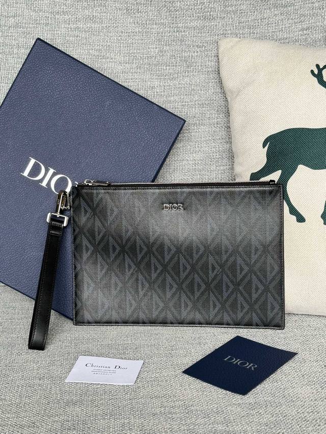 A4 Handbag, Dior's popular A4 series Oblique print clutch. Item number: 2Esca339