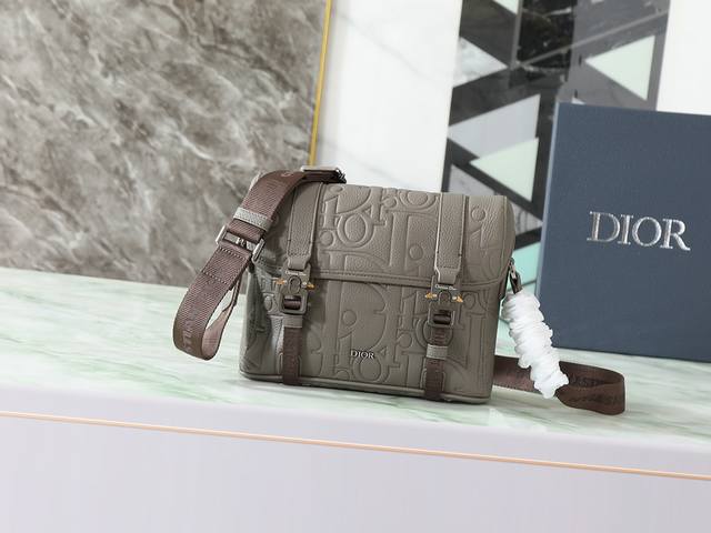 This flap messenger bag embodies Dior's haute couture spirit with a modern and s