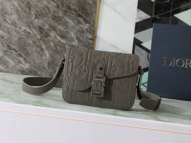 This saddle flap messenger bag is stylish and sophisticated. The Dior Gravity pr