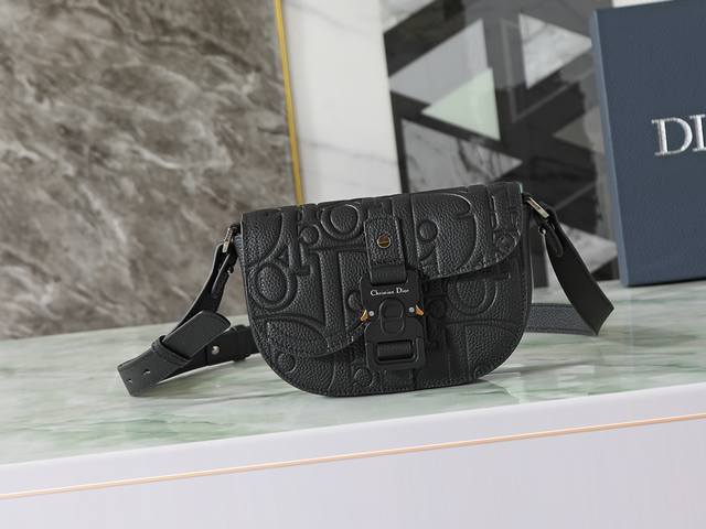 This stylish saddle-shaped flap messenger bag exudes understated elegance, eleva