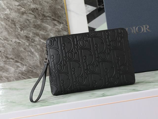 This A4 zip clutch is a signature Dior piece. Crafted from Dior Gravity printed