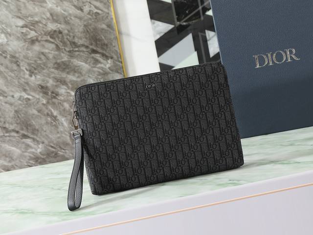 This A4 zip-lock clutch is a newly launched key piece from Dior, meticulously cr