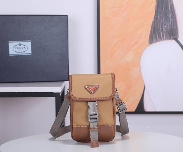 New phone bag with original box 2Zh109. Excellent new product! This new handbag