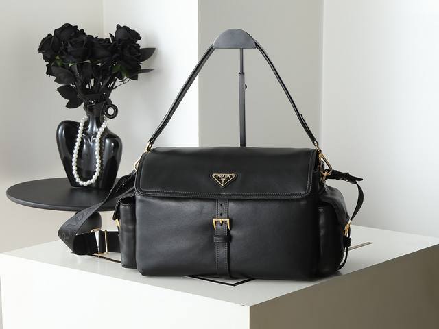 New Messenger Bag 1Bd391 Large Size This handbag perfectly blends sophistication