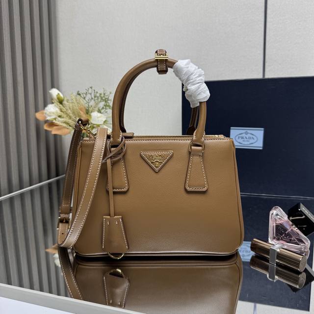 Top-tier original small Prada Galleria handbag in 1Ba896 plain leather. This han