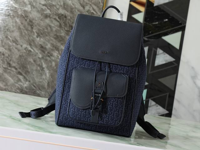This top-of-the-line saddle-style flap backpack features a stylish, original des