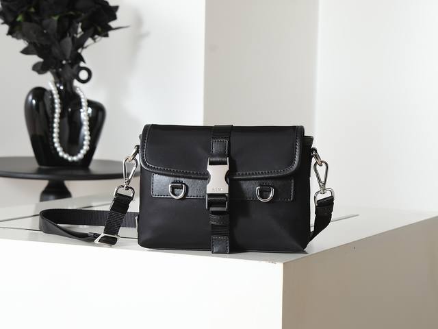 Model 2Zt071 Cowhide and nylon fabric phone bag. This sophisticated and modern p