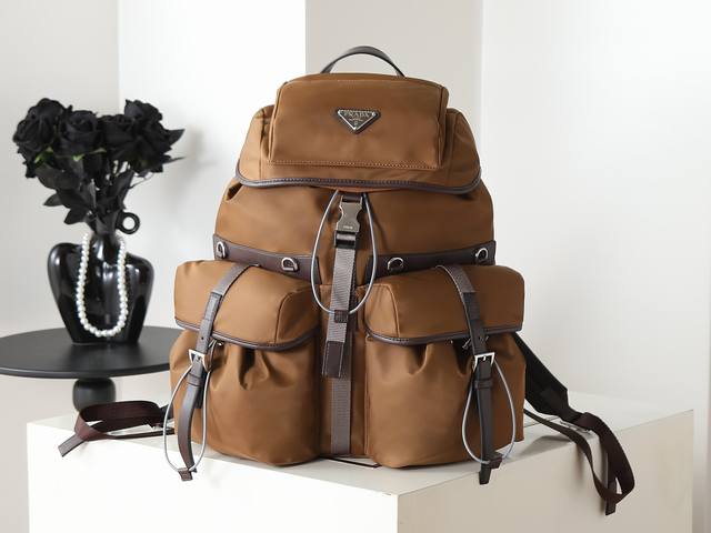 New cowhide leather patchwork backpack 2Vz117. This backpack blends sophisticati