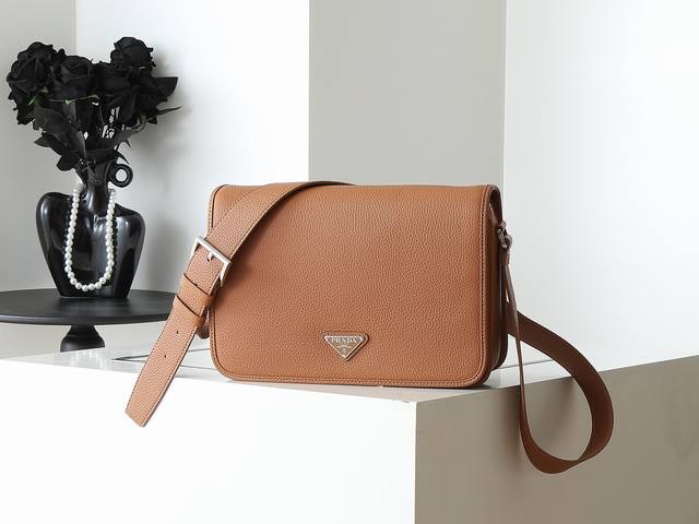 New Messenger Bag 2Vd075 This exquisite and multifunctional shoulder bag feature