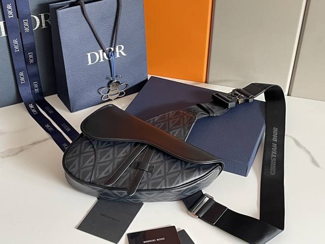 Top-tier replica. This saddle bag reinterprets the classic silhouette in Dior gr