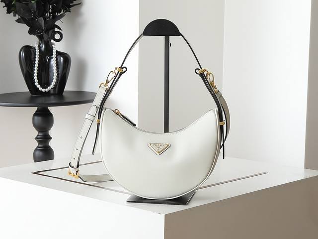 New Arrival: Hobo Leather Shoulder Bag! The Hobo shoulder bag has become a mains