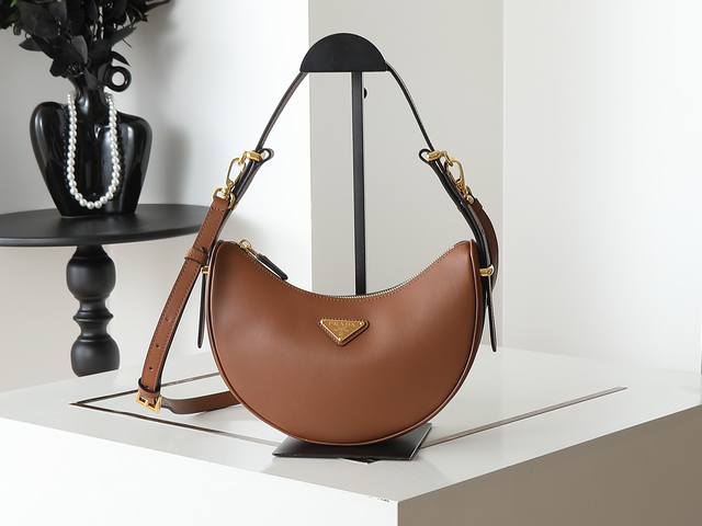 New Arrival: Hobo Leather Shoulder Bag! The Hobo shoulder bag has become a mains