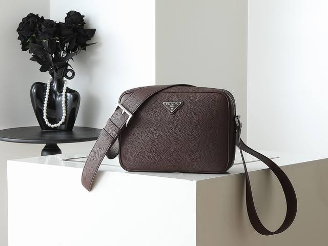 New Arrival 2Vh189 This shoulder bag is simple, compact, and versatile, made fro