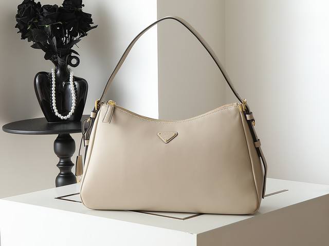 New Aimee Hobo Bag 1Bc228. This leather hobo bag boasts a simple yet elegant des