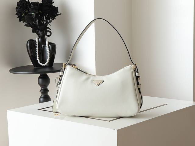 New Aimee Hobo Shoulder Bag 1Bc229 Small Size This leather hobo shoulder bag fea