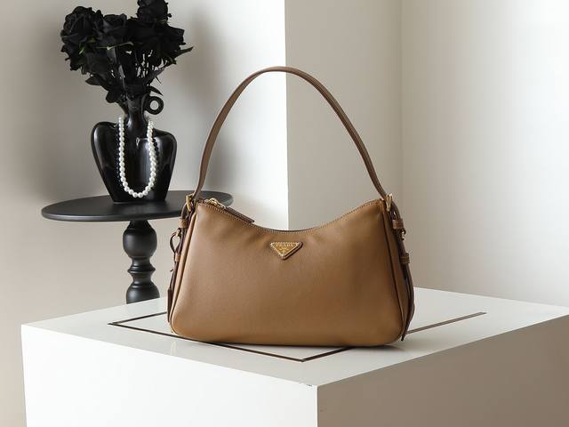 New Aimee Underarm Bag 1Bc229 Small Size This leather hobo underarm bag features