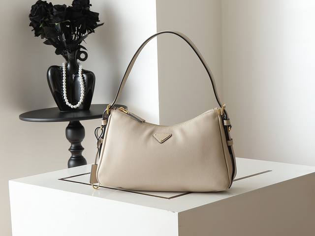 New Aimee Hobo Shoulder Bag 1Bc229 Small Size This leather hobo shoulder bag fea