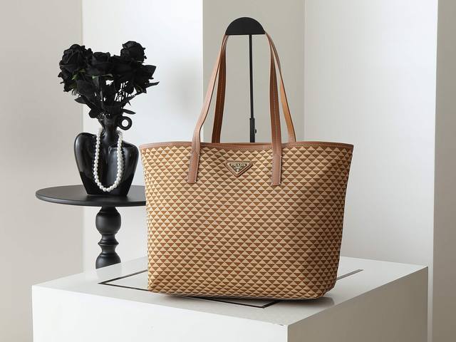 New Tote Bag 1Bd552 New Arrival This Tessuto Triangulum tote bag is made of impo