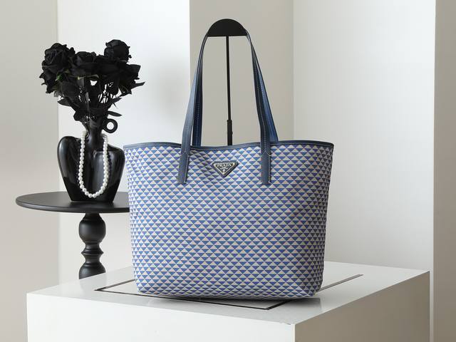 New Tote Bag 1Bd552 New Arrival This Tessuto Triangulum tote bag is made of impo