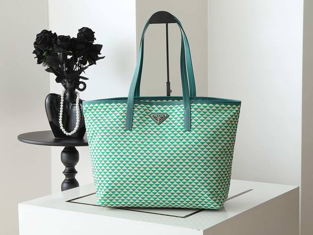 New Tote Bag 1Bd552 New Arrival This Tessuto Triangulum tote bag is made of impo