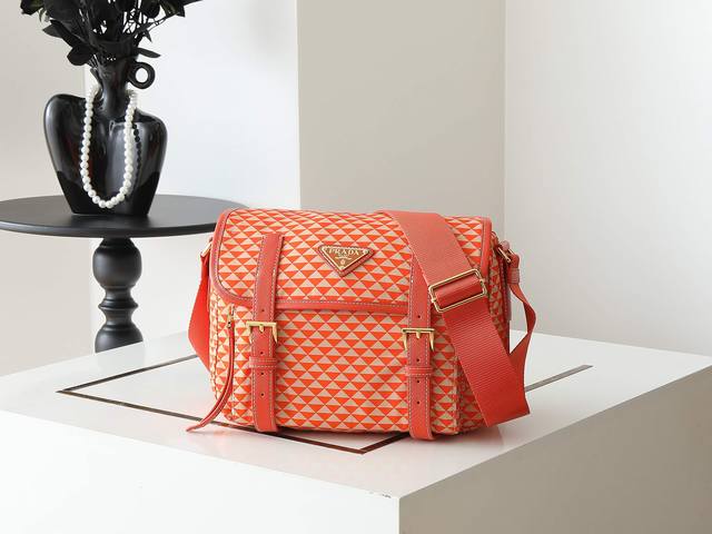 Original single-item new Symbole1Bd383 messenger bag. This messenger bag is made