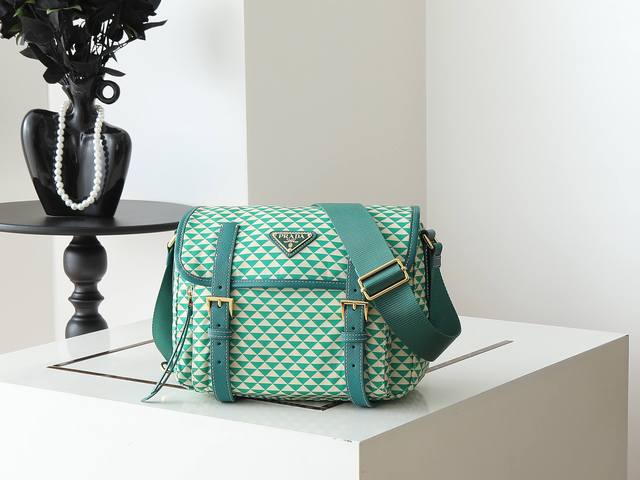 Original single-item new Symbole1Bd383 messenger bag. This messenger bag is made